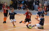 W Hali sportowej w Strzelnie mali piłkarze zagrali charytatywny turniej piłkarski dla chorego Jakuba Wyrębskiego z Łąkliego. Zdjecia