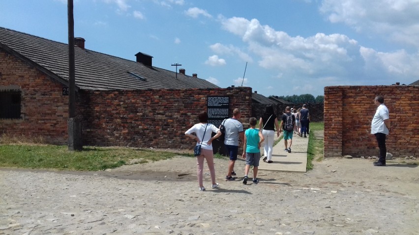 Turyści niszczą poobozowe mury w Auschwitz-Birkenau bezmyślnie bazgrząc