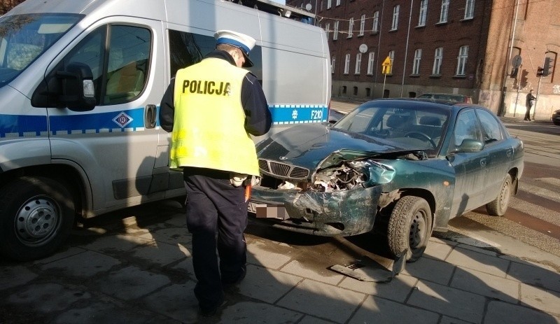 Zderzenie na Kilińskiego. Kierowca bmw wjechał przy czerwonym świetle