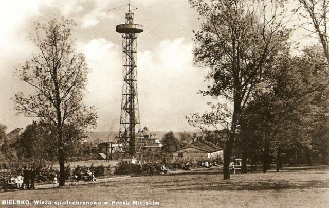 Wieże spadochronowe powstawały w międzywojniu jako miejsce ćwiczeń dla przyszłych spadochroniarzy. W czerwcu 1938 r. obiekt taki stanął również w Bielsku-Białej (wtedy Bielsku). 40-metrowa wieża była drugą najwyższą w Polsce konstrukcją tego typu. Na szczyt stalowej kratownicy można było się dostać schodami lub windą. Znajdował się tam okrągły pomost, z którego skakano. Spadochron, którego używano, był zamocowany stalową linką do wysięgnika, więc skoczkowi nie groził upadek.licencja