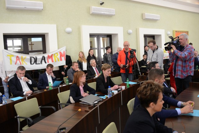 Już w maju na sesji Rady Miasta obecni byli członkowie Grupy Inicjatywnej Na Rzecz Powołania Młodzieżowej Rady Miasta w Kielcach. Domagali się wtedy, by kieleccy radni jak najszybciej zadecydowali o utworzeniu młodzieżowej rady. Ta jednak nie powstała do dziś.
