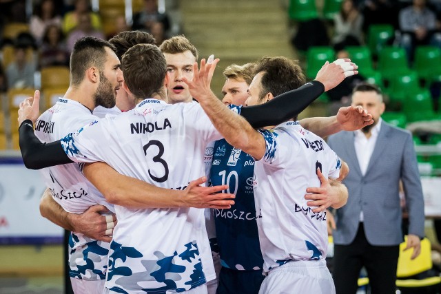 W 12. kolejce Plus Ligi Chemik Bydgoszcz pokonał MKS Będzin 3:0 (25:18, 25:21, 25:20). Najlepszym siatkarzem meczu wybrano atakującego chemików - Bartosza Filipiaka. Najwierniejsi kibice dopingowali bydgoszczan i się nie zawiedli, bo oglądali dobrze grających  siatkarzy Chemika. Po tej wygranej bydgoski zespół awansował na 7. miejsce w tabeli. Już w piątek mecz z Onico Warszawa, który ma w składzie trzech mistrzów świata z Bartoszem Kurkiem na czele.Flesz o Regionalnym Pucharze Polski w piłce nożnej. Mowa o GLKS Dobrcz Wudzyn.