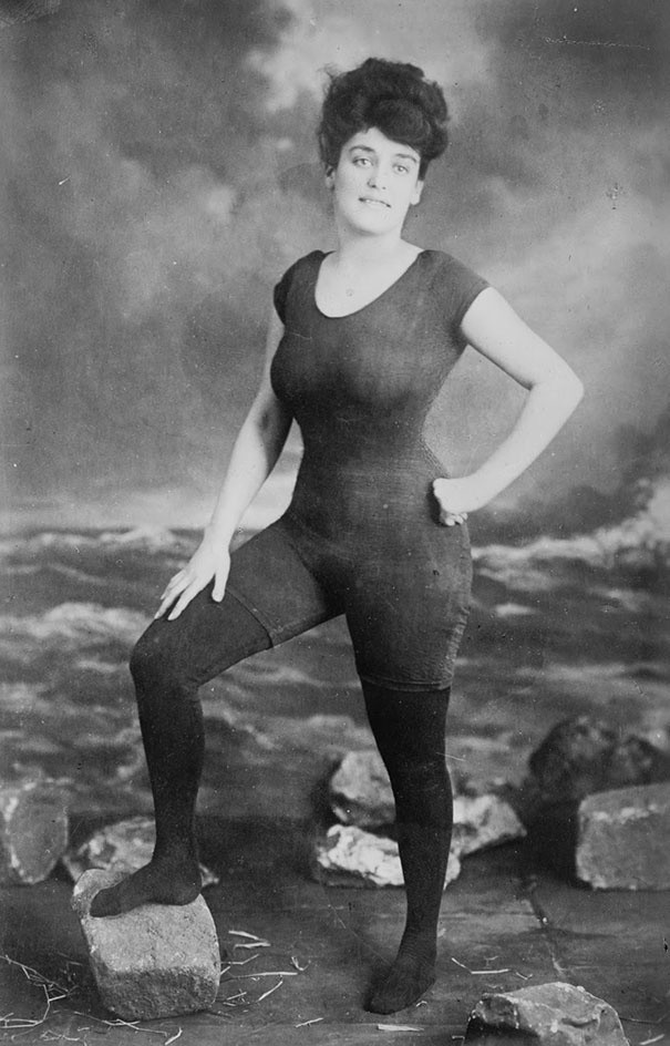 Annette Kellerman promuje jednoczęściowy kostium kąpielowy....