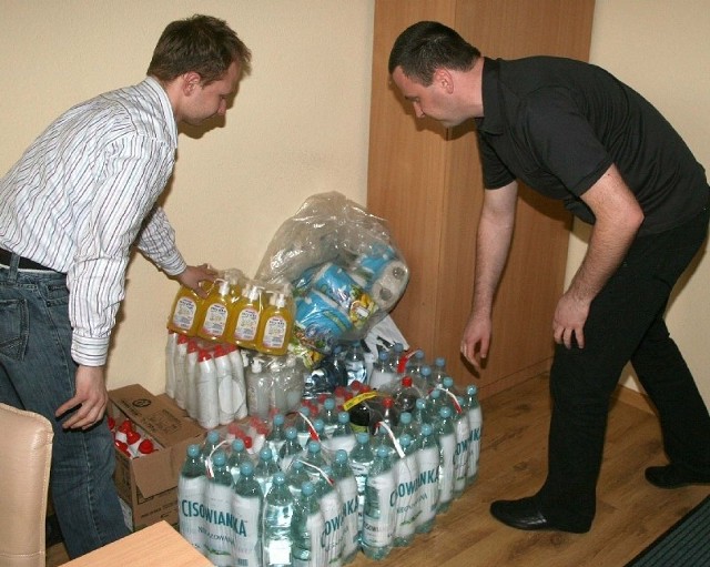 Bartłomiej Kida z radomskiego magistratu (z lewej) przyjmuje głównie dary od urzędników. Radosław Grabowski przyniósł właśnie zgrzewkę wody.