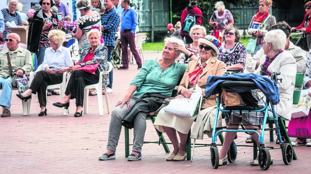 58 procent emerytów i rencistów ocenia swoją sytuację jako przeciętną. To o 4,6 proc. więcej niż wśród gospodarstw ogółem - tak wynika z raportu GUS.