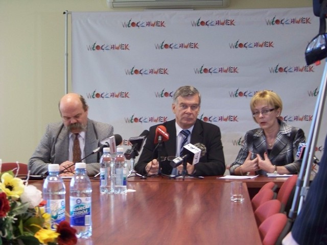 Od lewej: Krzysztof Buszka, prezes ZNP we Włocławku, prezydent Andrzej Pałucki i naczelnik Bożena El-Maytah