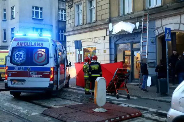 Kobieta wypadła na chodnik z okna kamienicy przy Jedności Narodowej we Wrocławiu