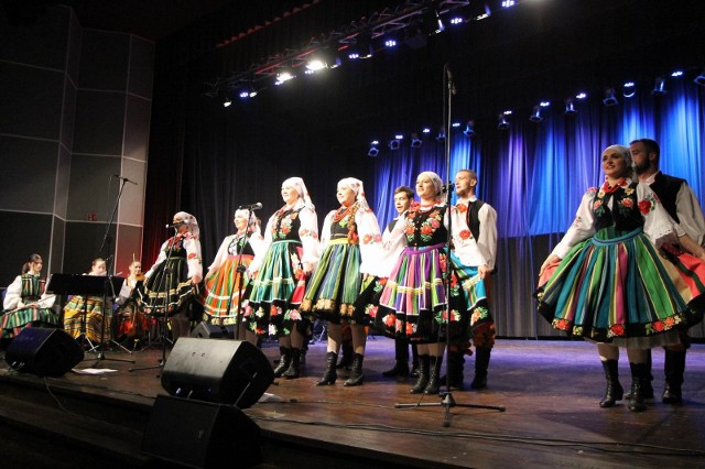 Świąteczny koncert Zespołu Pieśni i Tańca "Pomorze" w kinie "Rondo" w Chełmnie