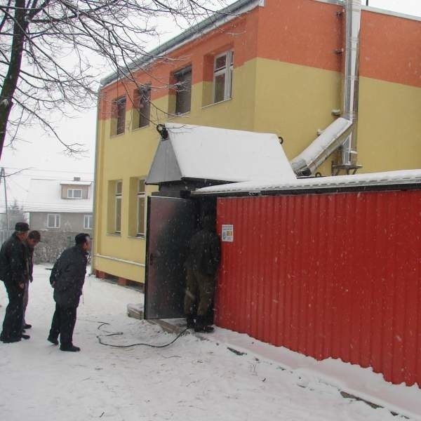 W tym niewielkim kontenerze mieści się ekologiczna kotłownia na biomasę, która ogrzewa szkołę w Zaborowicach.