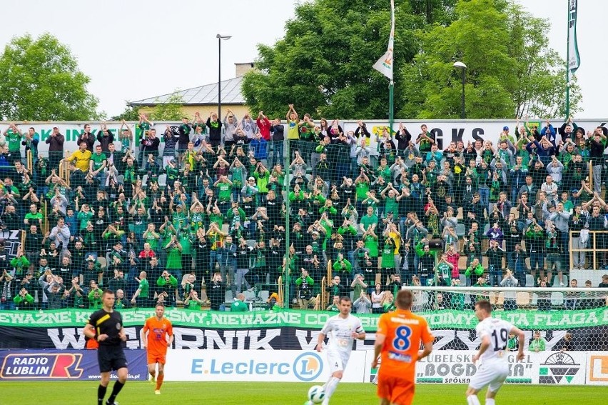 Piłkarze Górnika Łęczna razem z kibicami świętowali awans do...