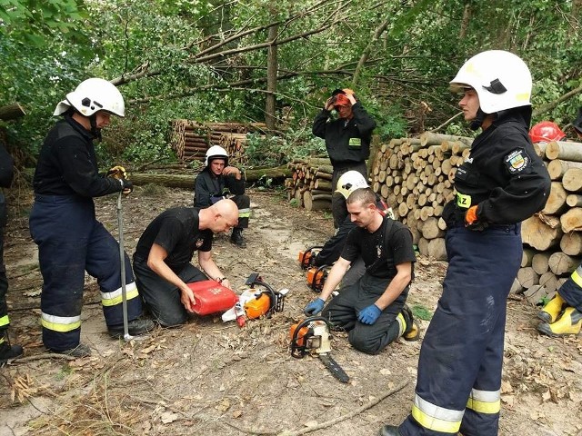 W zawodach sportowo-pożarniczych rywalizują, ale gdy mieszkańcom przydarzają się tragedie, zawsze są gotowi zjednoczyć się by nieść pomoc. Druhowie z OSP z gm. Grudziądz: Szynych, Ruda, Wielki Wełcz, Dusocin i Piaski ruszyli ze sprzętem i pomagali poszkodowanym w nawałnicach na Kujawach i Pomorzu. Skutki nawałnicy w Kujawsko-Pomorskiem. Prace trwają - konferencja z 21 sierpnia 2017.