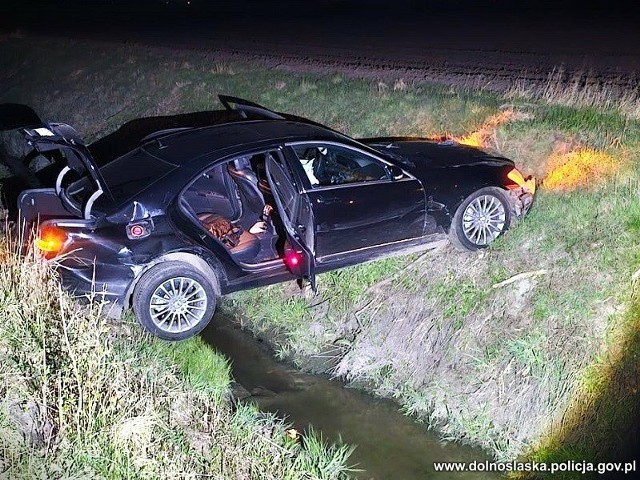 Wiele na sumieniu miał kierujący limuzyną niemieckiego producenta, który nie zatrzymał się do kontroli drogowej i podjął próbę ucieczki. Mężczyzna w trakcie pościgu stracił panowanie nad prowadzonym pojazdem i wjechał do rowu. Ale właściwie dlaczego uciekał?