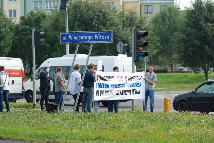 Pikieta o utworzenie stałego przejścia granicznego na lotnisku (ZDJĘCIA)