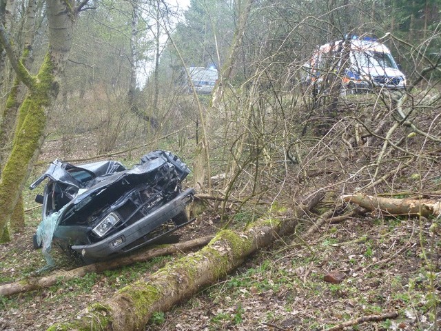 Po uderzeniu w drzewo samochód stoczył się ze skarpy. Kierowca zginął, pasażer jest ranny, a auto zostało doszczętnie zniszczone.