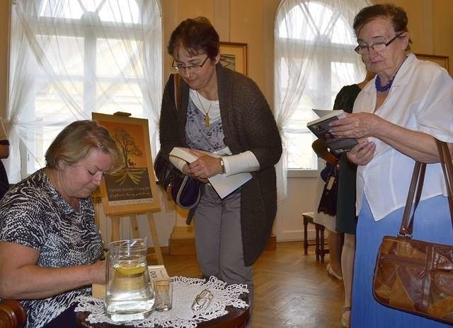 Podczas spotkania w bibliotece Małgorzata Kalicińska podpisywała swoje książki