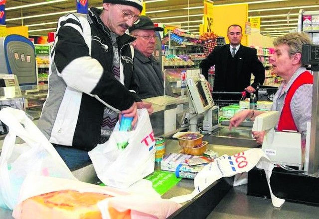 Zapytaliśmy w sieciach handlowych czy od momentu wprowadzenia na początku tego roku opłaty recyklingowej (0,20 zł netto + VAT na torby jednorazowe),  klienci przynoszą własne, czy nadal za każdym razem kupują nowe foliowe siatki.