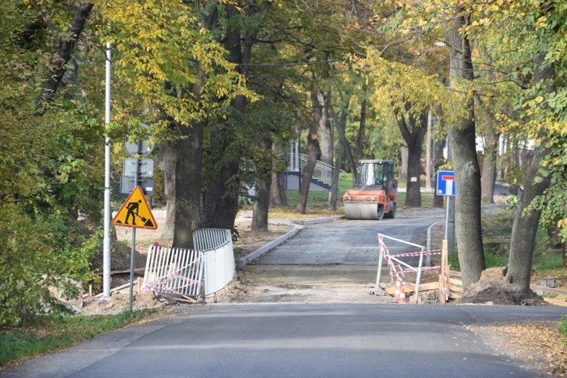 Tarnów. Miasto wylało asfalt w zabytkowym parku. Ale bez zgody konserwatora