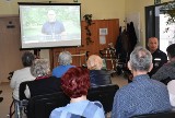 Policjanci z Żar prowadzą ważne spotkania z seniorami. Ostrzegają przed oszustami, którzy mają coraz bardziej wyrafinowane metody