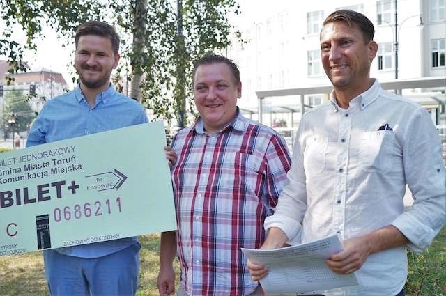 Pomysł wprowadzenia bezpłatnych przejazdów komunikacją miejską w Toruniu został zaprezentowany podczas wczorajszej konferencji prasowej