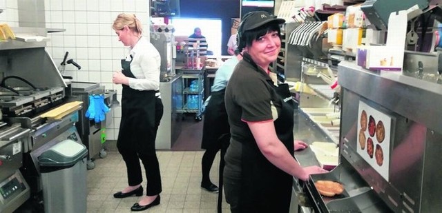 Każda restauracja McDonald’s zatrudnia  od 40 do 60 pracowników.