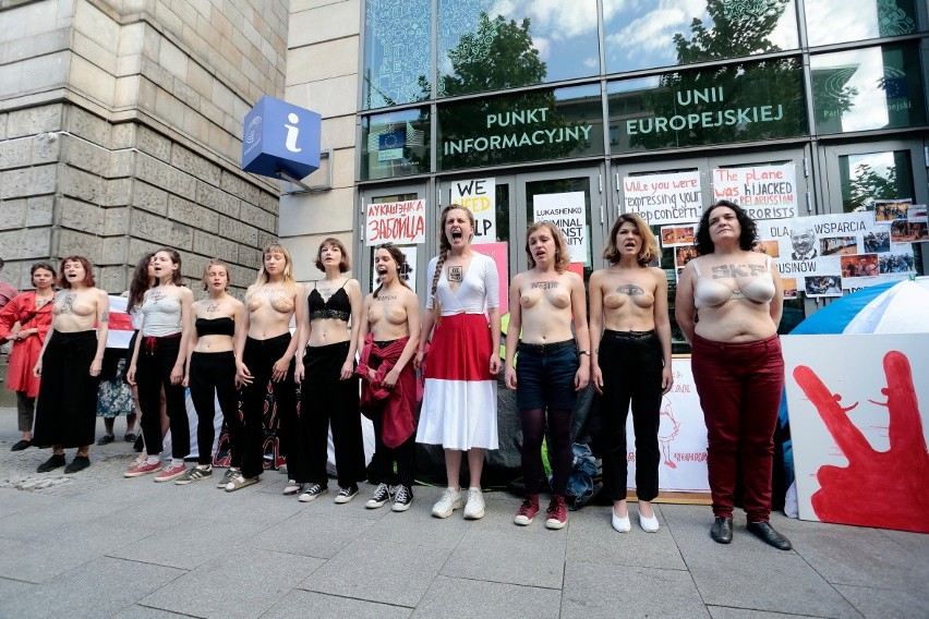 Krzyk i brak koszulek w proteście pod Komisją Europejską. Polacy solidarni przeciwko białoruskim sankcjom. Zdjęcia