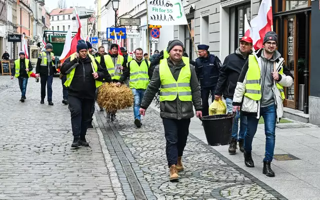 4 kwietnia 2024 r. rolnicy protestujący w Kujawsko-Pomorskiem rozpoczęli tzw. miesiąc poselski. Zna zdjęciu rolnicy na ul. Długiej w Bydgoszczy, w drodze do biur poselskich.