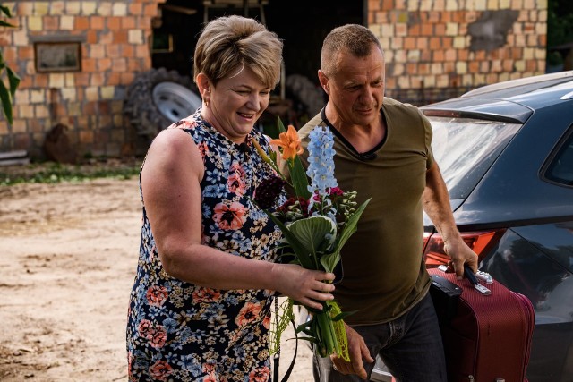 Dzieje się na gospodarstwie Krzysztofa z 8. edycji "Rolnik szuka żony"! Zacięty bój o serce farmera z Mazur toczy Bogusia, Swietłana i Kasia. Ta pierwsza idzie jak burza, a Krzysztof bardzo docenia jej starania. Bogusia jest także ulubienicą widzów, którzy wybaczą jej nawet nocne schadzki sam na sam z rolnikiem. fot. TVP