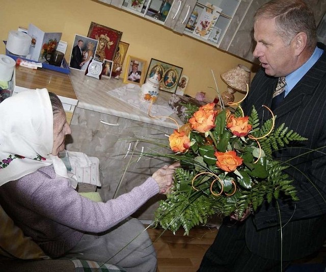 Julianna Niemiec z Dąbrowicy od burmistrza Ulanowa otrzymała bukiet kwiatów.