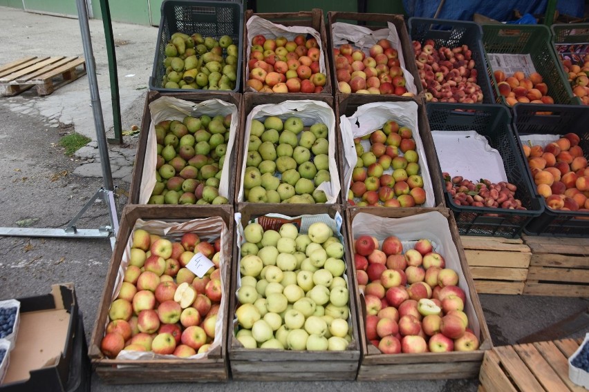 Ceny warzyw i owoców na giełdzie w Sandomierzu w sobotę, 13 sierpnia. Pogoda odstraszyła nie tylko klientów, ale i wystawców. Ceny w górę! 