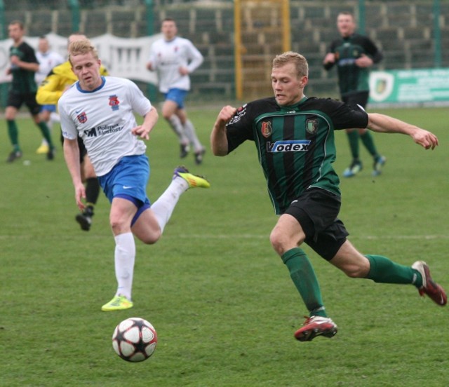 Piłkarze Stali Stalowa Wola (z prawej Bartosz Horajecki) zmierzą się na własnym stadionie ze Zniczem Pruszków.