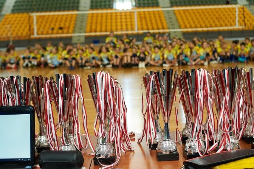 Efektowne zakończenie turnieju Świętokrzyskie Mini Volley Cup 2019. Było mnóstwo emocji i koszulki dla wszystkich   [ZDJĘCIA, WIDEO]   