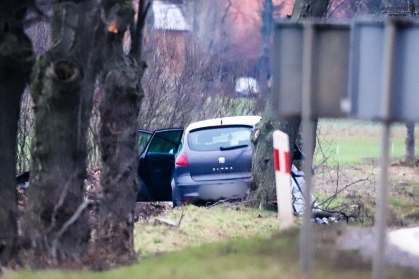 - Autem jechały cztery osoby. Obrażenia odniosły dwie...