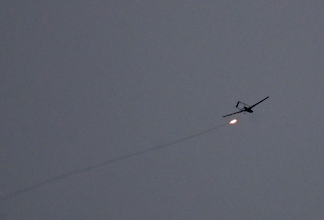 Wytrawny obserwator zauważy, że dron zestrzelony przez przeciwlotniczą obronę to turecki Bayraktar. Takich maszyn używa Ukraina, a nie Rosja