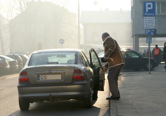 Zatrzymując się przed wejściem na słupski dworzec kolejowy, trzeba się liczyć z możliwością ukarania mandatem.