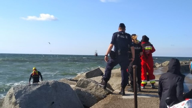 Trwa akcja poszukiwawcza w Darłówku. Ratownicy przeczesują falochron. W działania zaangażowana jest także policja. Pogoda w Darłowie w dalszym ciągu nie pozwala na poszukiwania na morzu. Jest silny wiatr i wysokie fale.Czytaj więcej > Dramat w Darłowie. 14-latek nie żyje, rodzeństwa wciąż nie odnaleziono [ZDJĘCIA]