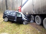 Jedwabno. Tragiczny wypadek na drodze Piduń – Rekownica. Czołowe zderzenie volkswagena Touran z tirem. Nie żyje 35-latek (zdjęcia)