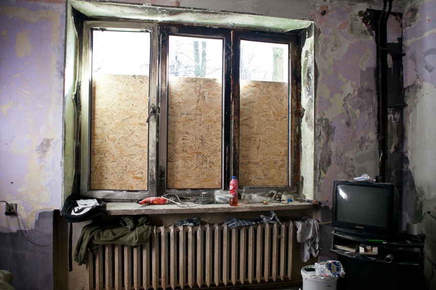 Ruszyła fala pomocy dla Krzysztofa Kuczyńskiego z Rzeszowa. Mężczyzna mieszka w spalonym mieszkaniu [ZDJĘCIA]