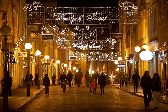 Firma Mondelez, właściciel fabryk w Skarbimierzu Osiedlu, zafundował miastu Brzeg wielką choinkę i świąteczne oświetlenie ulic.