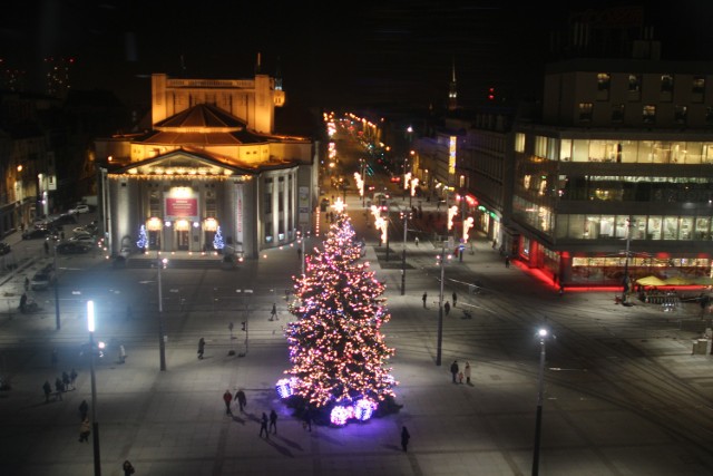 Katowice rozbłysną świątecznie dopiero na początku grudnia, ale dekoracji jest bardzo dużo, więc są już montowane