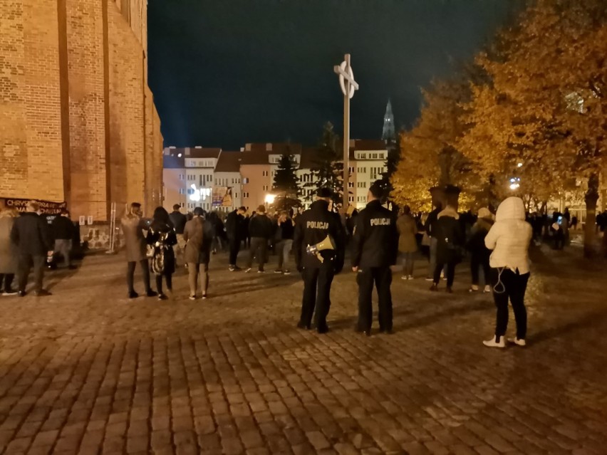 Protest (nie tylko) kobiet w Szczecinie. Spacer spod Wałów Chrobrego, przed katedrę. "To jest wojna". ZDJĘCIA, WIDEO - 24.10.2020