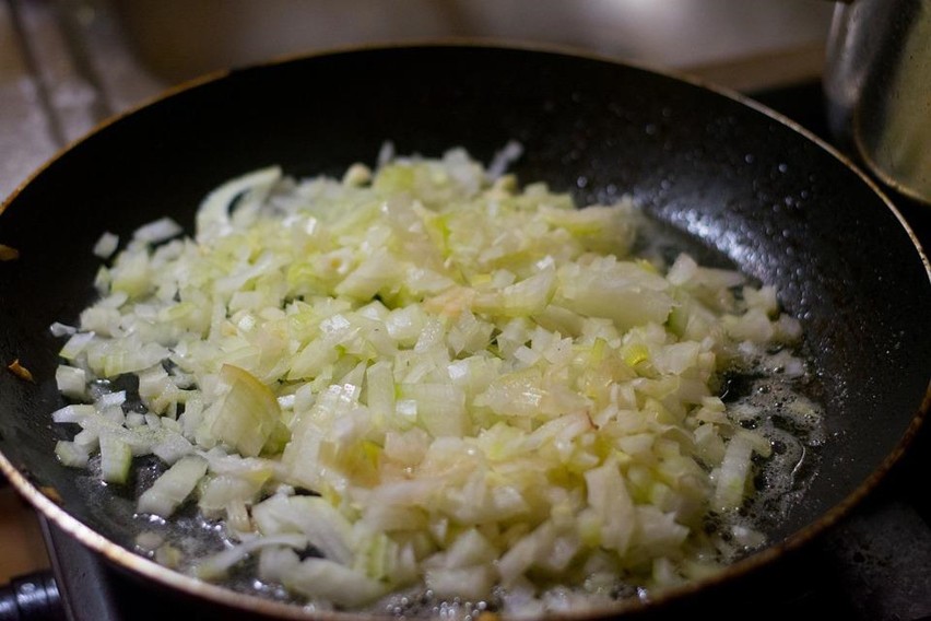 8. Do podsmażania cebuli warto dodać cukier, który ją...