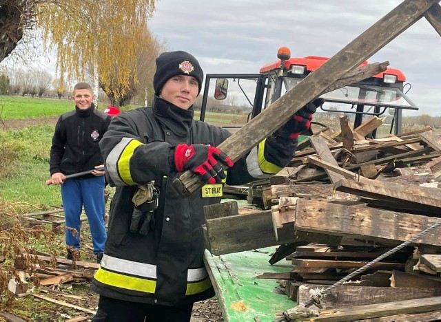 Druhowie z OSP Podwiesk nie tylko gaszą pożary! Ostatnio pomogli pani Krystynie, która sama nie mogła poradzić sobie z przygotowaniem drzewa opałowego na zimę