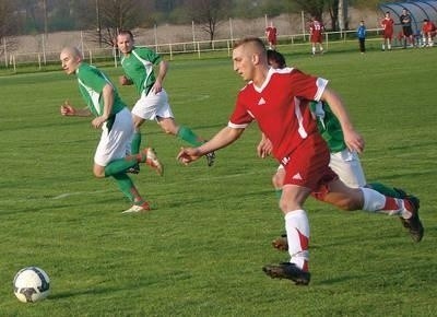 Bramkę, która przypieczętowała awans Nadwiślanki do VI ligi zdobył w meczu z Węgrzcanką Marek Pawlak (w czerwonym stroju) Fot. Aleksander Gąciarz