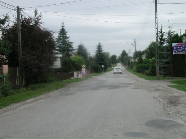 Mieszkańcy Skroniowa od wielu lat upominają się o nowy asfalt w ich miejscowości. Wreszcie się doczekali. Najpóźniej do końca października będzie tu nowy asfalt chodnik oraz odwodnienie jezdni.