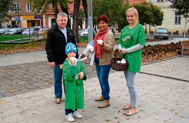 Kazimiera i Adam Ożogowie dostali jabłka od Oliwiera i jego mamy