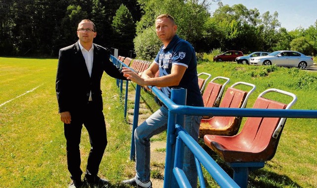 Paweł Miś, wójt Liszek i Krzysztof Krupa, sołtys Rącznej na boisku LKS Strażak, które przejmie Cracovia