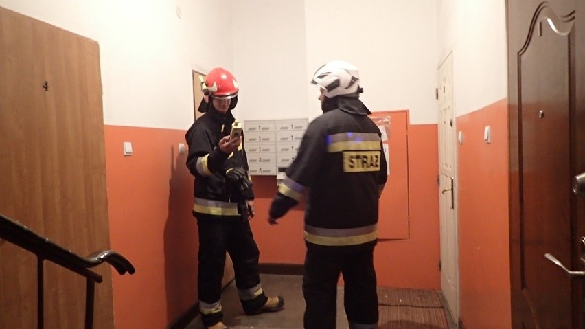 Pożar budynku mieszkalnego w Grajewie. Na klatce schodowej zapaliła się szafka na buty (zdjęcia)
