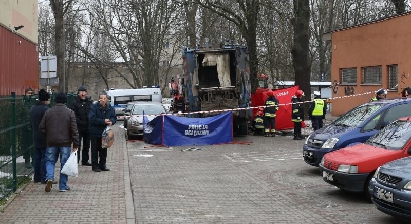 Śmiertelne potrącenie przez śmieciarkę w Łodzi. Zginął mężczyzna! [zdjęcia]