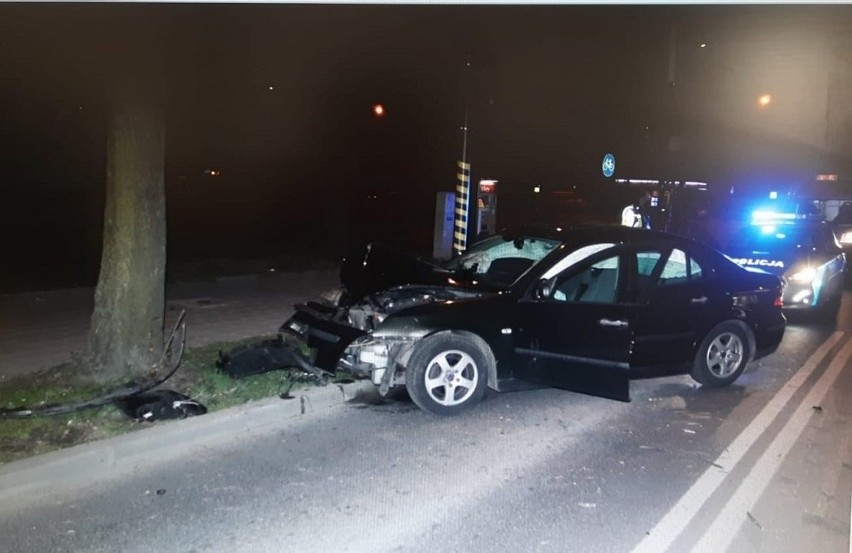 Pijana łodzianka uciekała policji, ucieczka skończyła się na drzewie przy ul. Niciarnianej