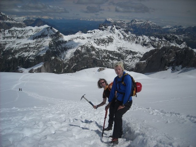 Na lodowcu pod Punta Penia, najwyższym szczycie Marmolady i Dolomitów. Od lewej Rafał Lipiński i Radek Literski